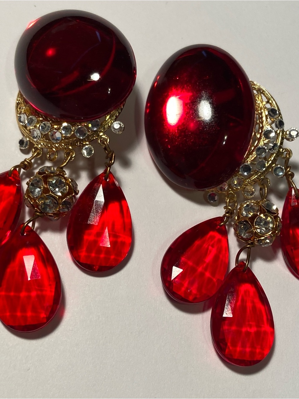ESTATE Red Acrylic Dangling Drop Rhinestone Statement Earrings-Gold Tone 9-16-07